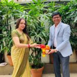 Hema Malini Instagram - “Land of Heroes, A Nation's Glory! In Every Heart, In Every Soul, A Proud Nation We Uphold!”. I felt honoured to participate in this noble cause earlier today. “Meri Mati-Mera Desh “. As part of this campaign I handed over the Mati (soil ) from my residence to Shri. Prithviraj Chauhan ji, the Assistant Commissioner - K West BMC. @my_bmc #mybmcwardkw