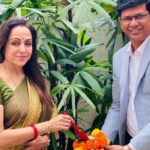 Hema Malini Instagram - “Land of Heroes, A Nation's Glory! In Every Heart, In Every Soul, A Proud Nation We Uphold!”. I felt honoured to participate in this noble cause earlier today. “Meri Mati-Mera Desh “. As part of this campaign I handed over the Mati (soil ) from my residence to Shri. Prithviraj Chauhan ji, the Assistant Commissioner - K West BMC. @my_bmc #mybmcwardkw