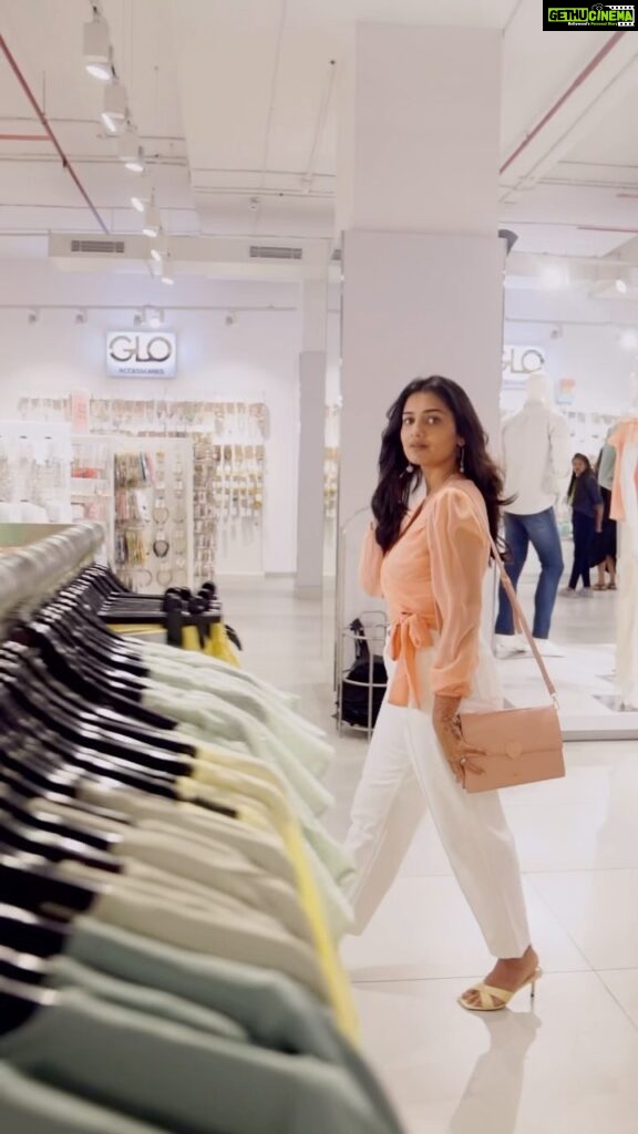 Hruta Durgule Instagram - Indulge in retail therapy at the Globus Store in R Mall Thane! 🔥 This spacious store spans over 10,000 sq. ft. and is your one-stop shopping destination. Visit the store today to experience it for yourself! 🎥 by @a.m.irfann ✨ #globus #globusstores#globusstoresthane #weareopen #mustvisit #newstore #ghodbunderroad#fashion #style