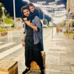 Hruta Durgule Instagram – Vikram betaal ki kahaani toh sabne suni hai 😉 😛 from folk lores to urban legends 🥰 engaging me with riddles but I won’t let her fly away 🤗 
@hruta12 ❤️
Piggyback for life 😇 🧿 
#team #love #black #lights 
📸: @ketakishah30 La Mer Beach