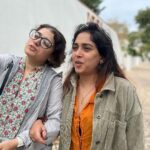 Ira Khan Instagram - Mishtuuu 🥰 We’re back in Europe! I think we look the same. Just without the towels. Candid or not? Take a guess. Cascais, Portugal