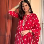 Isha Rikhi Instagram - Smile and Shine ✨✨ Wearing my favourite @shopmulmul ❤️ . . . #happy #kervachauth #2023 #festive #vibes #indian #ethnicwear #happiness #happyface