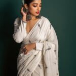 Ishaa Saha Instagram - Hoichoi night it was!! #hoichoiseason7 . . Saree : @threaded_madhab @style_by_madhab M & H : @kunal_makeup_artist Photography : @creativostudio