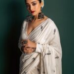 Ishaa Saha Instagram - Hoichoi night it was!! #hoichoiseason7 . . Saree : @threaded_madhab @style_by_madhab M & H : @kunal_makeup_artist Photography : @creativostudio