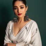 Ishaa Saha Instagram - Hoichoi night it was!! #hoichoiseason7 . . Saree : @threaded_madhab @style_by_madhab M & H : @kunal_makeup_artist Photography : @creativostudio