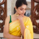 Ishaa Saha Instagram - ✨✨✨ . . . 🥻 : @style_by_madhab @bholisarees.usa 💄 : @kunal_makeup_artist 📸 : @ankit_roy_photography