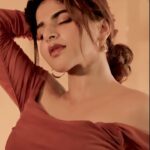 Iswarya Menon Instagram - 💥🤎 . 🎥 @g_vigneshwaran_ . With @irst_photography, @noormakeup_mehndi, @vgpgoldenbeachresort