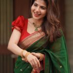 Iswarya Menon Instagram - இனிய தீபாவளி நல்வாழ்த்துக்கள்🪔 . దీపావలి శుభాకాంక్షలు 💥 . ദീപാവലി ആശംസകൾ . Wishing you all a happy happy Diwali 🪔💥♥️ . 📷 @camerasenthil @jeevithamakeupartistry @thepallushop @aaranyarentaljewellery @rrajeshananda