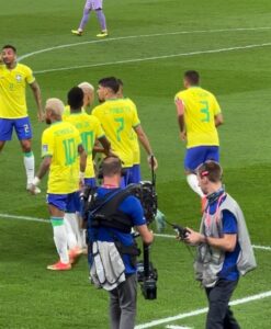 Izabelle Leite Instagram - bringing luck to 🇧🇷🤪
4 goals on our side!
quando richarlison marcou eu não consegui comemorar e filmar ao msm tempo🤣🤣🤣 
🇧🇷🇧🇷🇧🇷🇧🇷🇧🇷🇧🇷
Vamoooooo 🏆
🦶🔥