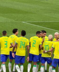 Izabelle Leite Instagram - bringing luck to 🇧🇷🤪
4 goals on our side!
quando richarlison marcou eu não consegui comemorar e filmar ao msm tempo🤣🤣🤣 
🇧🇷🇧🇷🇧🇷🇧🇷🇧🇷🇧🇷
Vamoooooo 🏆
🦶🔥