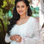 Janani Ashok Kumar Instagram - Why else are we here if not to live with unreasonable passion for things 🌸🩵💗 - 📸: @gk_.photography._ 👗: @aloraa_by_jd Make up : #yourstruly Hair: @_stylenart_ Jewellery: @fineshinejewels Chennai, India