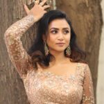 Janani Ashok Kumar Instagram - You can do it. ☑️☑️☑️ Even though sometimes you doubt yourself. Even though at times it can feel so overwhelming…! 🔸🔸🔸 Do not worry. Breathe. Trust yourself. 🔻🔻🔻 Know that you are capable & you are going to absolutely smash it..! - MUAH: @murugeshmakeup_hair Jewellery: @chennai_jazz Outfit: @visha_boutique_ Chennai, India