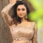 Janani Ashok Kumar Instagram - You can do it. ☑️☑️☑️ Even though sometimes you doubt yourself. Even though at times it can feel so overwhelming…! 🔸🔸🔸 Do not worry. Breathe. Trust yourself. 🔻🔻🔻 Know that you are capable & you are going to absolutely smash it..! - MUAH: @murugeshmakeup_hair Jewellery: @chennai_jazz Outfit: @visha_boutique_ Chennai, India