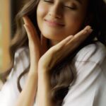 Janki Bodiwala Instagram - “Embracing modernity on the surface, but my roots run deep within 🌱 Experience the Magic of Turmeric and Sandalwood for Glowing, Smooth, and Moisturized Skin with Santoor Soap. Indulge in the Beauty benefits of turmeric and sandalwood with Santoor. Santoor has a rich history across three decades, and millions of women have embraced it for their skin care needs. જો તમને પણ ગ્લોઇંગ, રેડિયન્ટ અને સ્મૂથ સ્કિન જોઈતી હોય પણ મોસિશ્ચ્યુરાઇસીંગ અને એક ગજબ ની ફ્રેગ્રન્સ સાથે. Here’s my reason for being a loyal consumer of Santoor. What’s yours? And, if you haven’t tried it yet, you should today! Purchase now : https://www.amazon.in/stores/page/E570659A-EE83-444A-8C00-F215D2B8E6A9?channel=Gujarat_JFM Shot by @aanandshukla Edit by - @vraj1012 Style by @stylebydevang Hair by @_hair.by.freya_ Managed by @fatctalents #modernyetrooted #santoor #allnewsantoor #SantoorStayYoung #sandalturmeric