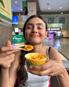 Janki Bodiwala Instagram - Food hogging day at mall, #khabardar kisi ne toka hein toh 😬

  #abiteofeverything 😌