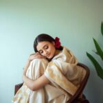 Janki Bodiwala Instagram - Jaane kyu… . Shot by @theabhivalera Hair & Makeup by @mua_aartighumra Assisted by @pictures_meet Art and Styling by @priyanshidwivedii Saree by @mangalya_sarees Blouse by @dwivedi_jayshree Retouched by @intotheprags