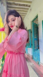 Jhilik Bhattacharjee Instagram - Couldn’t control myself to do a reel on this beautiful track❤️..
@rayelinasamantaray and @amlan0010 you guys are love💕…
And specifically this one is for you @jhilikbhattacharjeeofficial 💝
#priyetumosiyeon29thjune #newrelease #rayelinasamantaray #amlaandas #jhilikbhattacharjee #sasmitapiyalisahoo