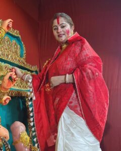 Jhilik Bhattacharjee Instagram - Sindoor Khele 
Dasami kolkata vibes ✨️ 🎉💗
Subho bijayar priti o subheccha ❤️🙏