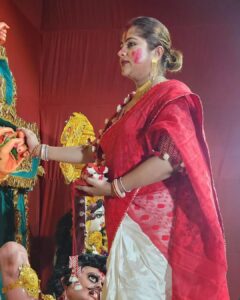 Jhilik Bhattacharjee Instagram - Sindoor Khele 
Dasami kolkata vibes ✨️ 🎉💗
Subho bijayar priti o subheccha ❤️🙏