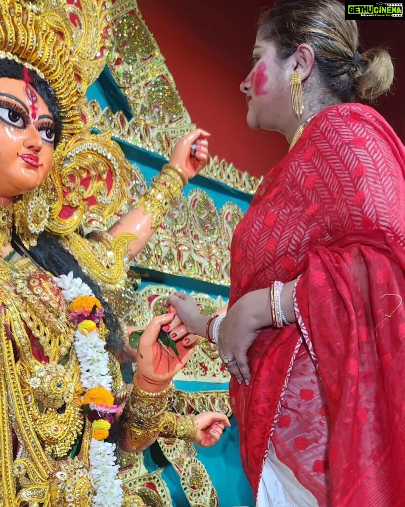 Jhilik Bhattacharjee Instagram - Sindoor Khele Dasami kolkata vibes ✨️ 🎉💗 Subho bijayar priti o subheccha ❤️🙏 Kolkata - The City of Joy