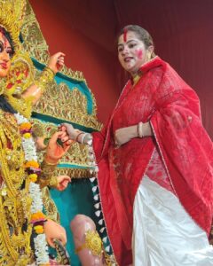 Jhilik Bhattacharjee Instagram - Sindoor Khele 
Dasami kolkata vibes ✨️ 🎉💗
Subho bijayar priti o subheccha ❤️🙏