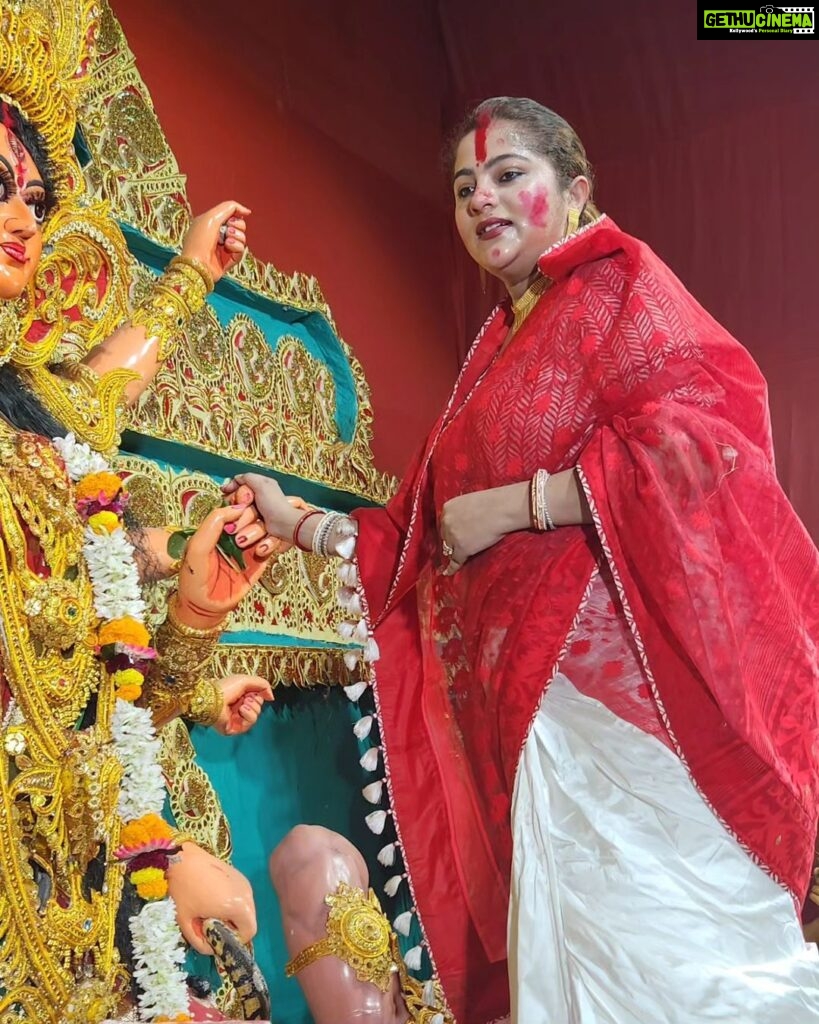 Jhilik Bhattacharjee Instagram - Sindoor Khele Dasami kolkata vibes ✨️ 🎉💗 Subho bijayar priti o subheccha ❤️🙏 Kolkata - The City of Joy