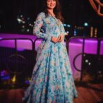 Jinal Belani Instagram - કોઈ આવતું ક્ષિતીજ થી પરખાય 🩵 @divine_rasotsav
