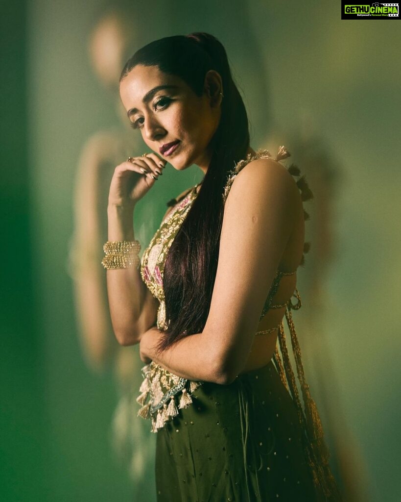 Jonita Gandhi Instagram - What’s your favourite Diwali memory? Mine is going to the gurudwara in Malton, Ontario and lighting candles and diyas in the parking lot with my family 🪔♥️ Happy dhanteras, choti diwali, and diwali everyone. May the light within all of us shine bright and keep all the negative energy away ✨ Photo: @shreyansdungarwal Outfit: @payalsinghal Hair: @dwyessh_hairwizard @aaliyahussainhairmakeupcreator