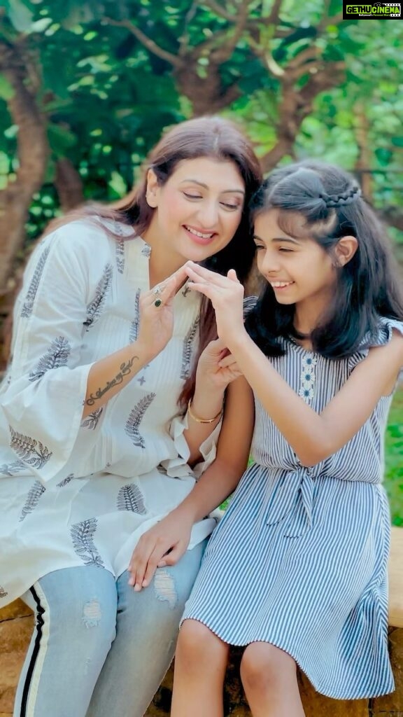 Juhi Parmar Instagram - Mera har sapna starts and ends with you! Truly my bundle of joy, happiness and the best destresser in the world! Happy Sunday Everyone #mother #motherdaughter #childlove #happy #together #reels #reel #reelsinstagram