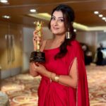 Juhi Parmar Instagram – Awards are always special but after so many years of being in the industry and picking up a debut award for best OTT debut actresses makes me feel like there is so much still to explore and do! It’s a beautiful time to be an actor with OTT, digital and so many new mediums for us besides the traditional ones we started our careers with. 

Thank you @theviralfever and @sunshineproductionsofficial for giving me Yeh Meri Family! And of course @amazonminitv for giving us such a wonderful platform for this show which shall always remain close to my heart!

And the evening was extra special as my darling daughter @samairratales accompanied me on the red carpet and was clapping for her mother….truly the sacrifices are never one way as when I’m at the shoot, it’s my Ginni who misses me the most.

Getting the trophy from the talented and stunning @theshilpashetty was a cherry on top as she too juggles between work and motherhood, inspiring so many women that it’s truly possible! 

Big thankyou to @dollybnb and @brandnbuzz for always having my back and making everything extra special.

And lastly the most important piece of the puzzle, my biggest cheer leaders are you guys who keep showering me with love, supporting me in every endeavour of mine….Juhi is what she is because of all of you ❤️ kyunki main hoon aap sab ki Juhi Parmar!

Thank you @brandempower.in for the award.

#IndustryLeaderAwards
#ILA2023 #brandempower
#grateful #debutaward #yehmerifamily #ottdebutaward 

Styled by @deeti.mehta 
Outfit @kelaayah 
Assistant @snehatiwari05 
MUA @ruupa_krupa
Managed by @brandnbuzz