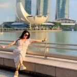 Kaavya Singh Instagram - #singapore🇸🇬 #marinabaysands #singaporelife #travelphotography #travelling #instareels #beautifulsingapore #bollywoodsongs #pyardilonkamelahai #fun #peace #faith #keepsmiling #spreadlove #omnamahshivaya 🔱🧿🙏🏻❤️ Marina Bay Singapore