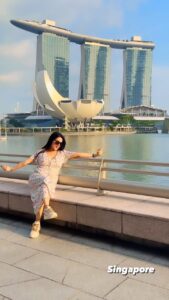 Kaavya Singh Instagram - #singapore🇸🇬 #marinabaysands #singaporelife #travelphotography #travelling #instareels #beautifulsingapore #bollywoodsongs #pyardilonkamelahai #fun #peace #faith #keepsmiling #spreadlove #omnamahshivaya 🔱🧿🙏🏻❤️