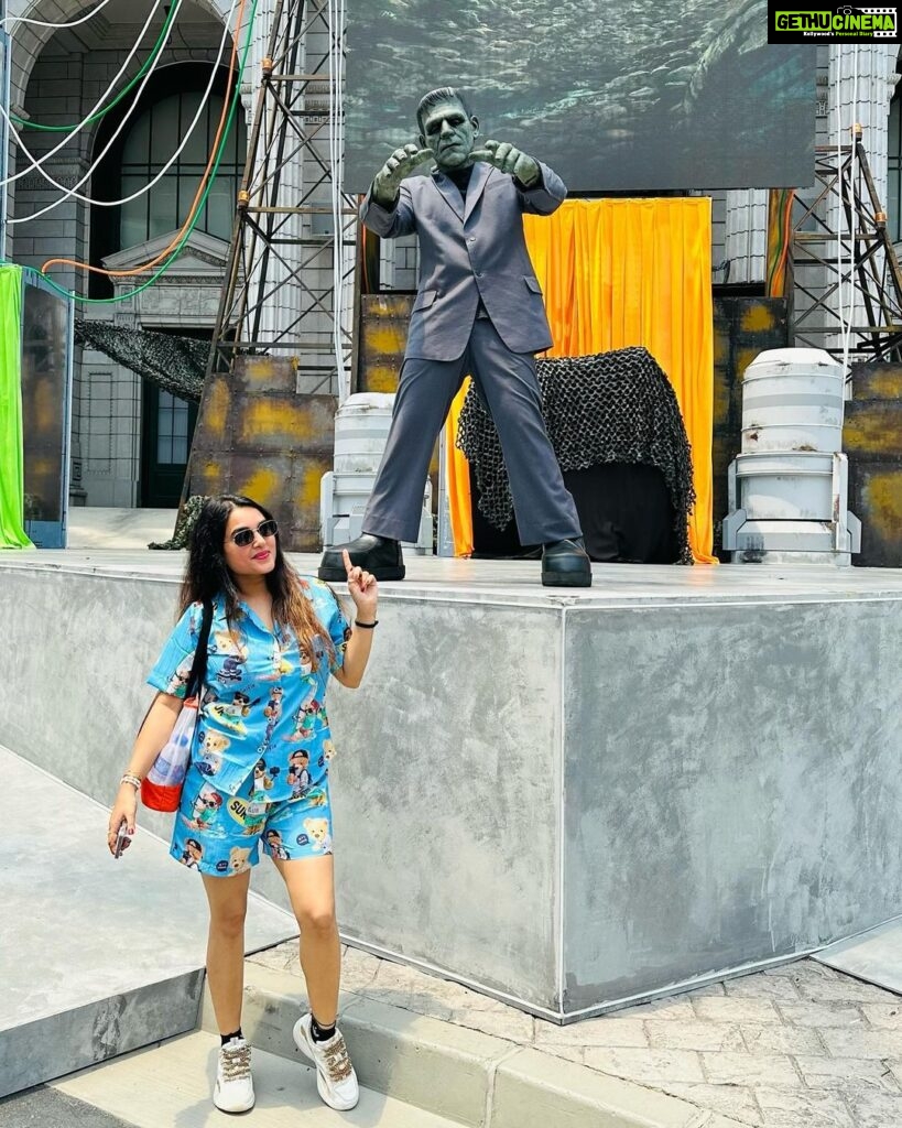 Kaavya Singh Instagram - #singapore🇸🇬 #universalstudios #singaporelife #music #travelphotography #travelling #feelingblessed #omnamahshivaya 🔱❤️🙏🏻🧿 Universal Studios Singapore