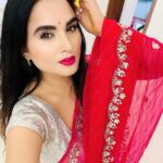 Kaavya Singh Instagram - गुरुर नहीं है मुझ में, पर जिद्दी कमाल की हूं मैं।