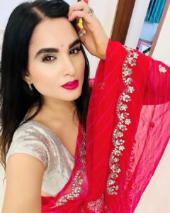 Kaavya Singh Instagram - गुरुर नहीं है मुझ में,
पर जिद्दी कमाल की हूं मैं।