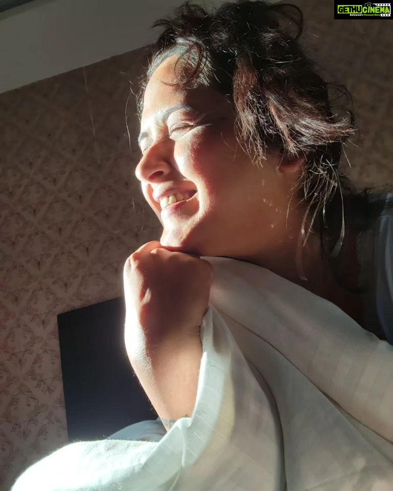 Kajal Raghwani Instagram - 💛 A smile is a great way to start off you day. सुप्रभात 🥰✨️🧿☘️🌄