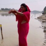 Kajal Raghwani Instagram - ☀️ ॐ ऐही सूर्यदेव सहस्त्राशो तेजो राशि जगत्पते। अनुकम्पय मां भक्त्या गृहणार्ध्य दिवाकरः ।। ☀️☘️🙏 ॐ सूर्याय नमः ☀️ ॐ आदित्याय नमः ☀️ ॐ नमो भास्कराय नमः ☀️ अर्घ्य समर्पयामि ।। ☀️ ☀️☘️🙏जो हैं जगत के तारण हार, सात घोड़ों की है जिनकी सवारी, ना कभी रुके, ना कभी देर करें, ऐसे हैं हमारे सूर्य देव, आओ मिल कर करें, इस छठ पूजा पर उनकी पूजा छठ पूजा की शुभकामनाएं !! 🙏☘️☀️ जय छठी मईया ☀️ छठ महापर्व की ढेरों शुभकामनाएं ☀️ #chhathpuja #chhathmahaparv #chhathpujakisubhkamnayen #☀️