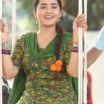 Kajal Raghwani Instagram - Be positive Think positive Stay positive 🧿☘️✨️ “Because of your smile, you make life more beautiful.” ❤️👸 #kajalraghwani #love #peace #happiness #💜