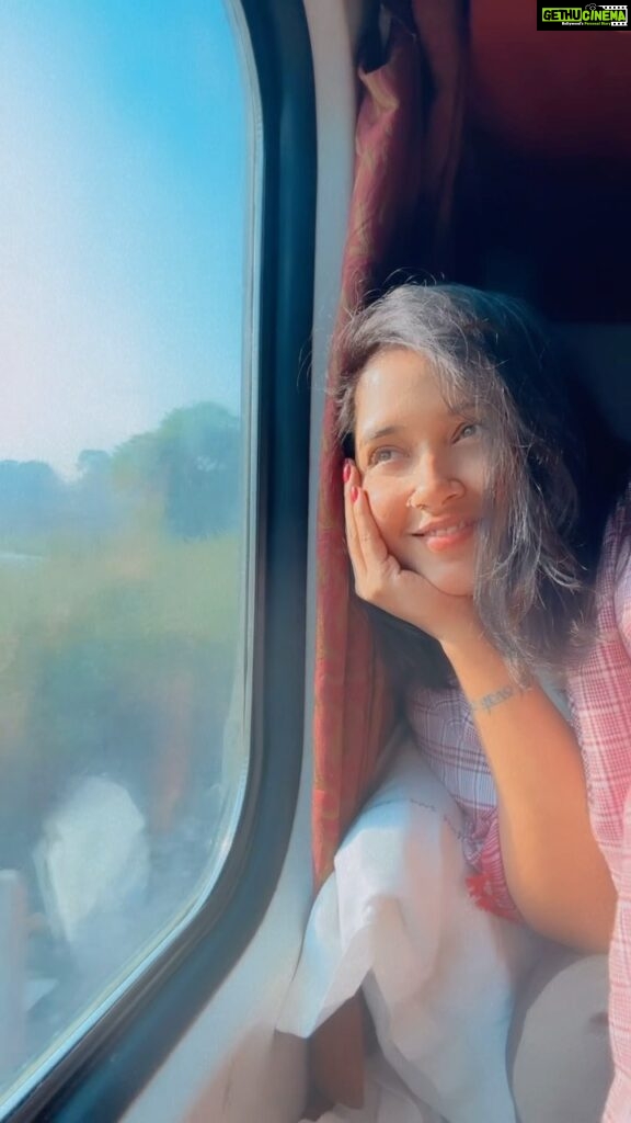 Kajal Raghwani Instagram - Good morning love 🧿☘️✨ When you want to spend some quality time with your special one travel in 🚂🚂🚂 😍 and have fun 🤩 hahahaha
