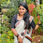 Kalyani Anil Instagram - എത്ര കണ്ടാലും മതി വരില്ലല്ലോ…🤍🪷 Saree @ar_handlooms_kuthampully 📸 @deepthi8934 😘