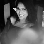Kalyani Anil Instagram - Eyes on you…🌺 📸 @jithuthampifm @travancoreads 🎨 @momentssbyelementricx Kovalam
