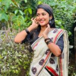 Kalyani Anil Instagram - എത്ര കണ്ടാലും മതി വരില്ലല്ലോ…🤍🪷 Saree @ar_handlooms_kuthampully 📸 @deepthi8934 😘