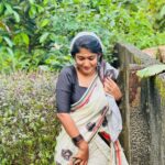 Kalyani Anil Instagram - എത്ര കണ്ടാലും മതി വരില്ലല്ലോ…🤍🪷 Saree @ar_handlooms_kuthampully 📸 @deepthi8934 😘