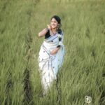 Kalyani Anil Instagram - Koode neeyum….🤍🌼 Neckset @canisaperidot Saree @kuthampully_naithukada_okd Blouse stitched by @geesahh_designs 📸 @sajad_vbm_ @omorfia_media Styling and makeup by me😉