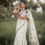 Kalyani Anil Instagram - Koode neeyum….🤍🌼 Neckset @canisaperidot Saree @kuthampully_naithukada_okd Blouse stitched by @geesahh_designs 📸 @sajad_vbm_ @omorfia_media Styling and makeup by me😉