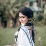 Kalyani Anil Instagram - Koode neeyum….🤍🌼 Neckset @canisaperidot Saree @kuthampully_naithukada_okd Blouse stitched by @geesahh_designs 📸 @sajad_vbm_ @omorfia_media Styling and makeup by me😉