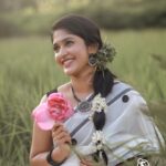 Kalyani Anil Instagram - Uthraadam🌸🌼 Onam series -5🌼 Saree @kuthampully_naithukada_okd 📸 @omorfia_media @sajad_vbm_ Neckset @canisaperidot