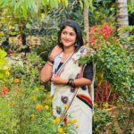 Kalyani Anil Instagram - എത്ര കണ്ടാലും മതി വരില്ലല്ലോ…🤍🪷 Saree @ar_handlooms_kuthampully 📸 @deepthi8934 😘