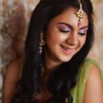 Kamna Jethmalani Instagram - Absolutely loving this soft dewy look . A perfect look for day and night . Thank you @roshneechawla_makeupandhair for making me look like a doll. Clicked by - @sandeep.mv Outfit- @seasonsmumbai Hair and makeup - @roshneechawla_makeupandhair #makeuplook #ethnic #green #pink #colours #smile #bangalorediaries