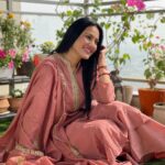 Kamya Punjabi Instagram - Happy Karwa Chauth all you beautiful ladies ❤️ Dont forget lots of gifts n pampering from ur husband 😉 #happykarwachauth #kamyapunjabi Outfit @chidiyaaonline